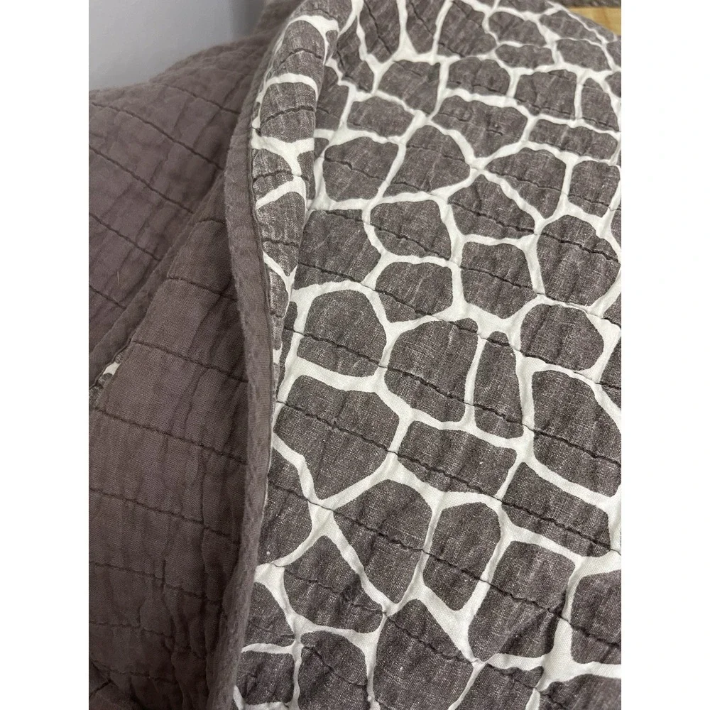 pre-owned! Michael Kors Queen Reversible Quilted Blanket Giraffe Print Brown